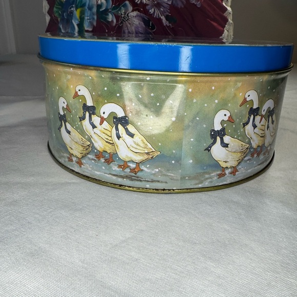Iconic Vintage 1980s Winter Geese Collectable Round Tin | Cottagecore Farmhouse - Picture 10 of 12